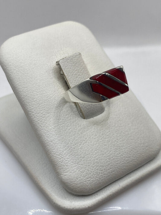 Vista lateral del anillo solitario de coral rojo en plata .925 Taxco
