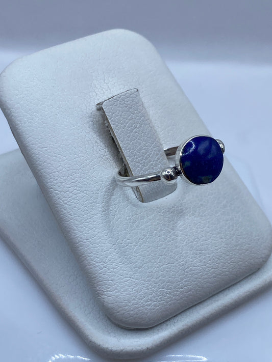 Detalle del lapislázuli azul profundo engastado en plata, vista lateral