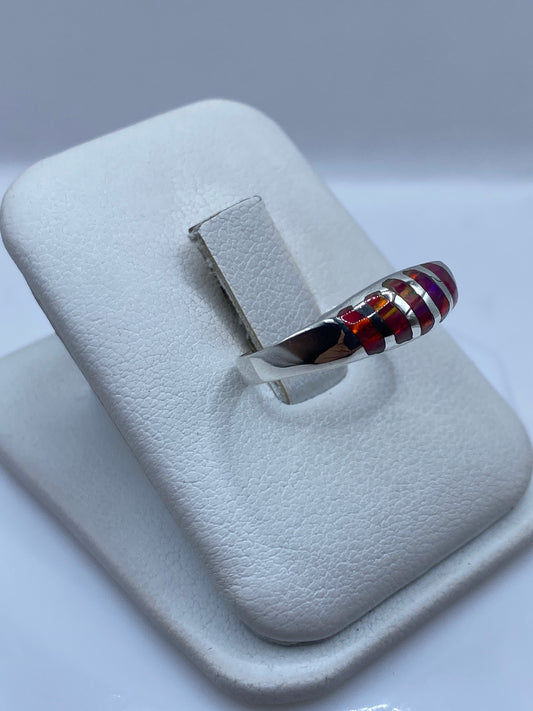 Vista lateral del anillo minimalista mostrando la banda de 4 mm en plata .925
