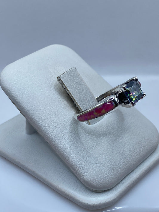 Vista lateral del anillo con ópalo de fuego rosa en plata .950