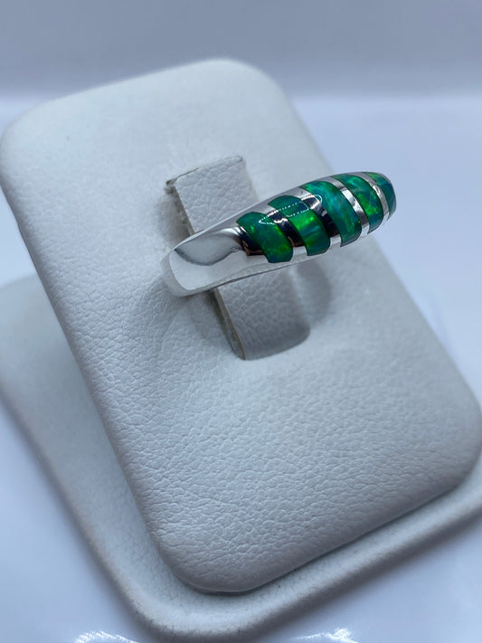Detalle del ópalo verde con juego de colores naturales en anillo solitario