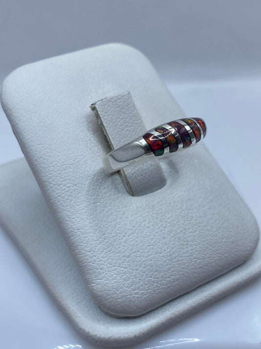 Vista frontal del anillo minimalista con banda de plata pura y ópalo natural