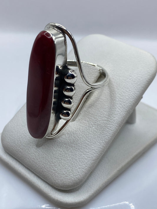 Vista lateral del anillo minimalista en plata .925 mostrando el perfil del diseño