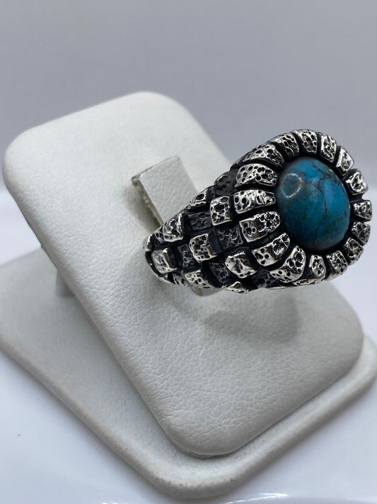 Lateral del anillo escultural mostrando el marco texturizado en plata Taxco