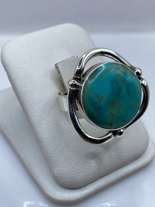 Vista frontal del anillo étnico con marco de herradura en plata de Taxco