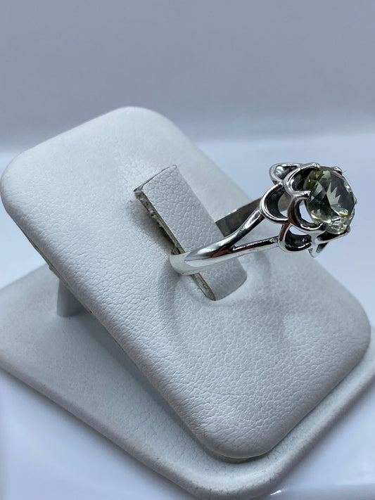 Vista lateral del anillo floral de plata .925 con base artesanal