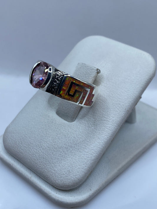 Lateral del anillo étnico mostrando texturas prehispánicas y engaste pulido
