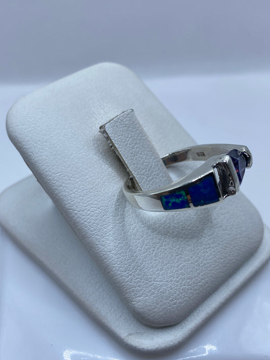 Detalle del ópalo de fuego azul engastado en plata pura de Taxco