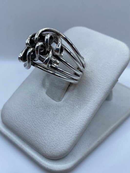 Vista frontal del anillo moderno con volumen y pulido brillante