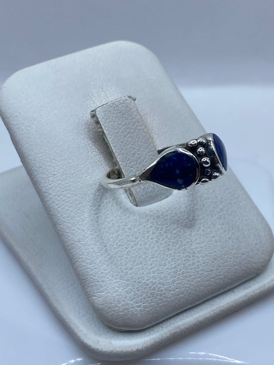 Detalle del engaste a mano de la piedra azul en plata .925