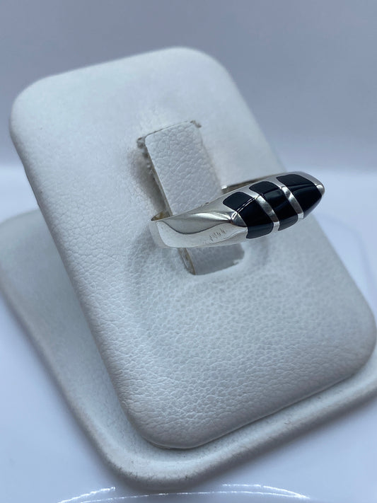 Vista lateral del anillo de plata .925 con ónix negro, mostrando el perfil del engaste