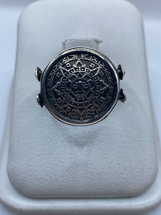 Vista frontal del anillo prehispánico con calendario azteca grabado en plata .925