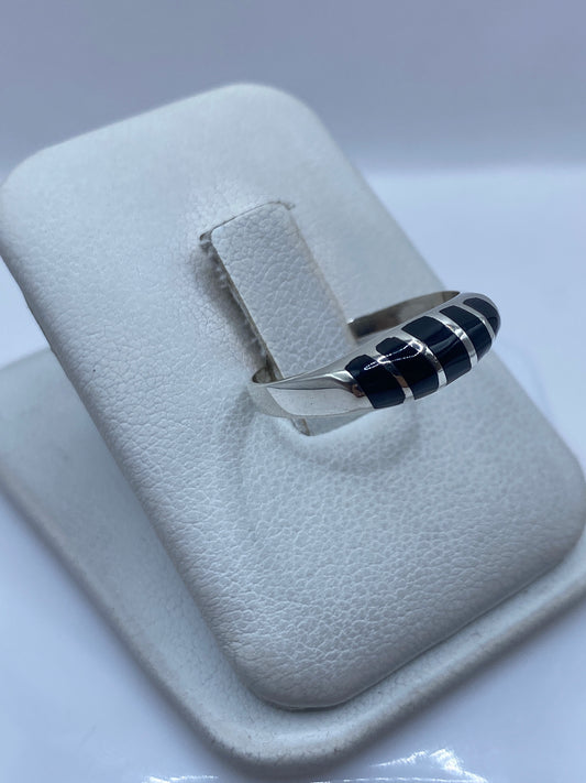 Detalle del engaste a mano del ónix negro en anillo de plata .925
