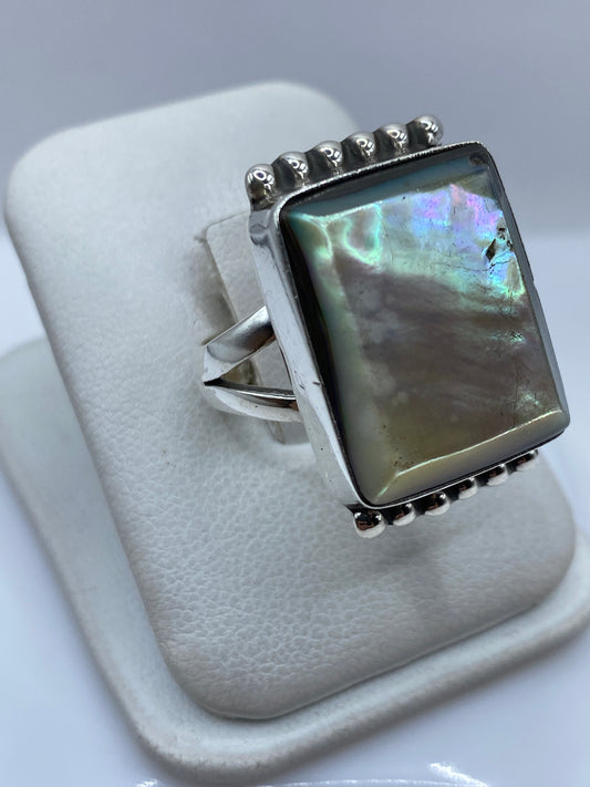 Vista frontal del anillo de plata con piedra engastada, talla 8