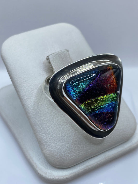 Detalle de la piedra multicolor con reflejos azules, amarillos y rojos en el anillo