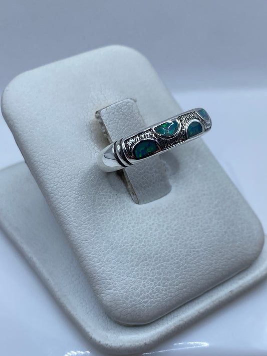 Detalle del engaste a mano del ópalo de fuego en plata .925