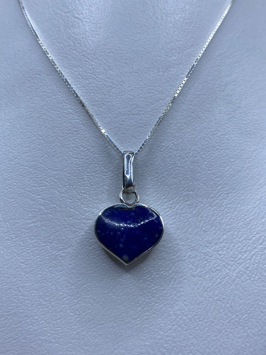 Detalle del engaste de malaquita natural en el corazón de plata