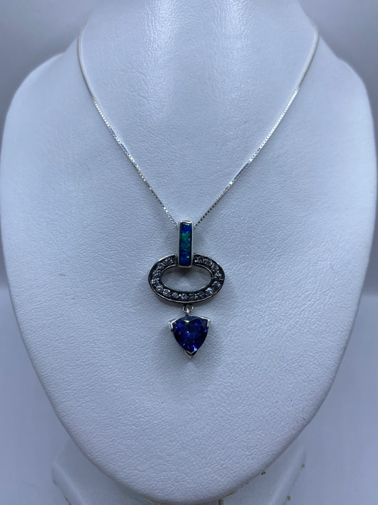 Detalle del ópalo de fuego azul engastado en plata, mostrando el brillo natural de la piedra