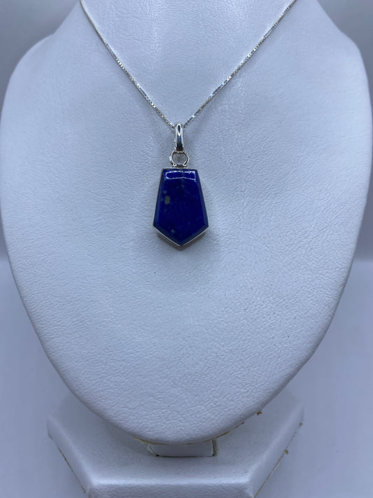 Vista lateral del dije compacto de 3.4 cm con piedra azul