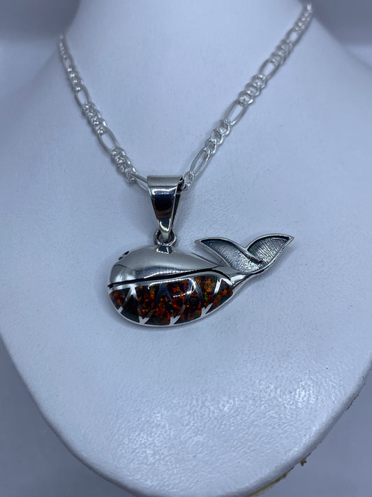 Detalle del ópalo de fuego incrustado mostrando tonos naranjas, rojos y dorados