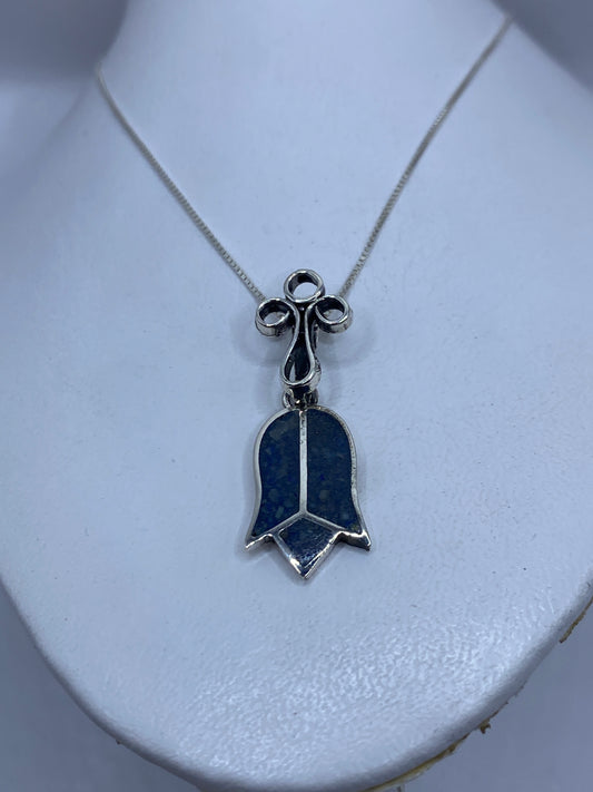 Detalle frontal de la campana con piedra azul y tres aros decorativos en plata