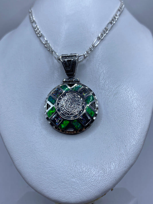 Detalle del engaste de ópalo de fuego hecho a mano en plata .950
