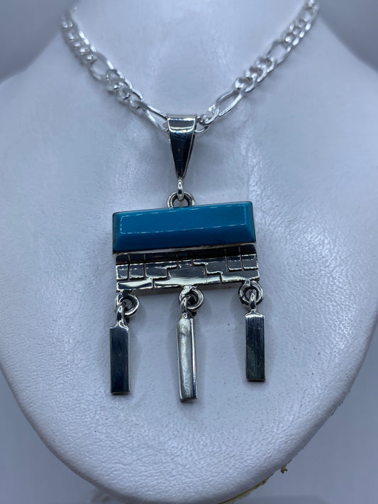 Detalle de la turquesa azul natural incrustada en plata, mostrando el trabajo a mano