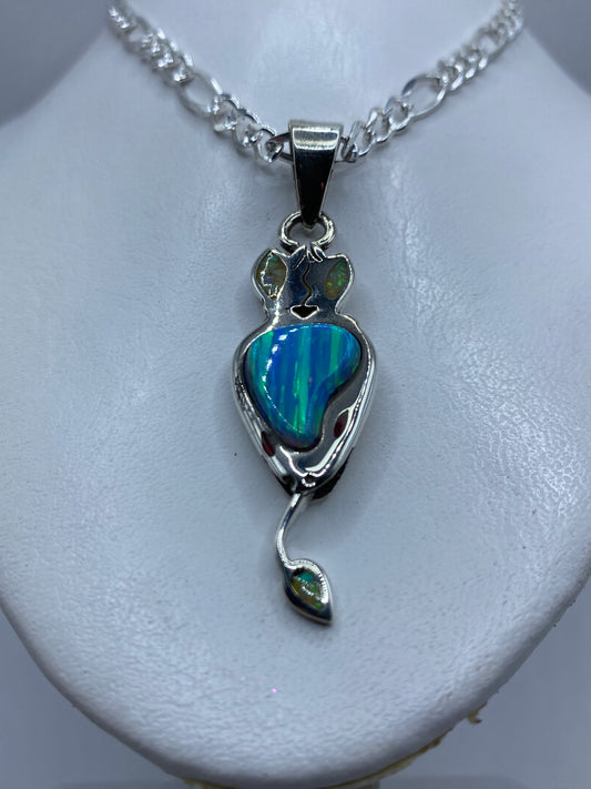 Detalle frontal del Ópalo de Fuego azul brillante en plata .950 de Taxco
