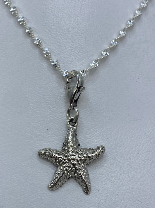 Detalle de las esferas de granulado en la superficie de la estrella de plata