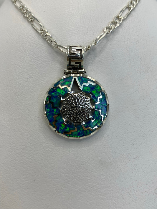 Detalle del engaste a mano del ópalo de fuego en tonos azul profundo