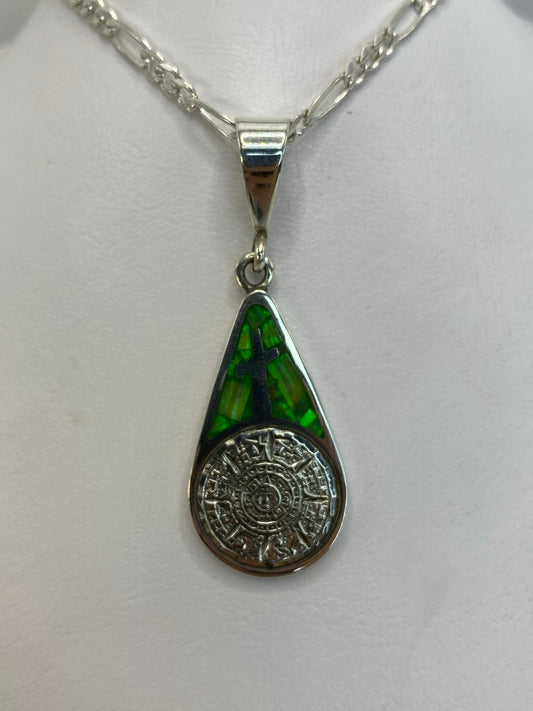 Detalle del Calendario Azteca grabado en la base del dije de plata con ópalo verde