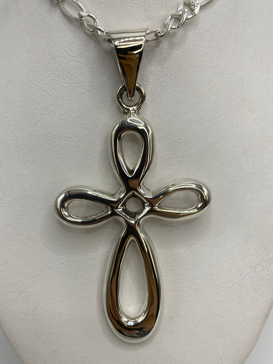 Detalle de la cruz de plata pulida mostrando el acabado brillante de Taxco
