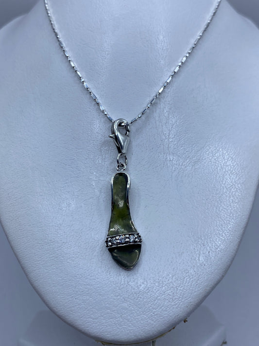 Vista frontal del dije de plata engastado a mano con circonia verde