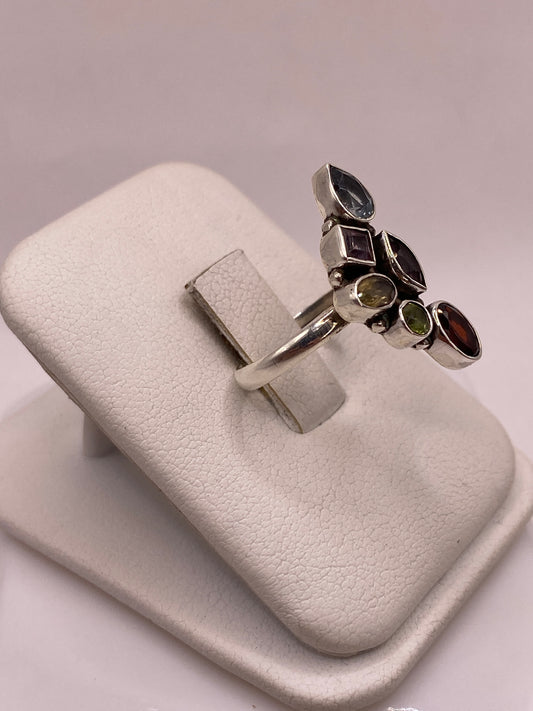 Vista lateral del anillo vintage multicolor en plata .925 mostrando la altura del frente escalonado y la banda delgada