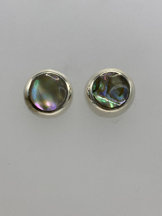 Detalle de arete individual mostrando incrustación multicolor en plata