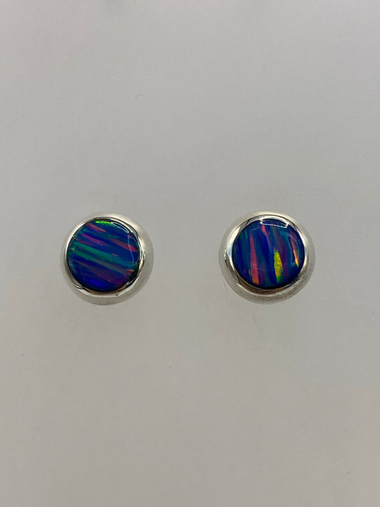 Arete individual de plata 925 con ópalo de fuego engastado a mano, vista frontal de la piedra multicolor