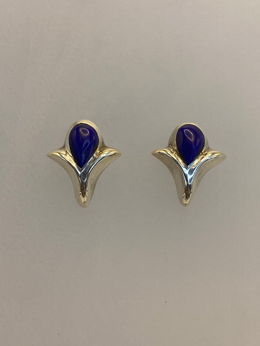 Aretes minimalistas de plata con incrustación de piedra en primer plano