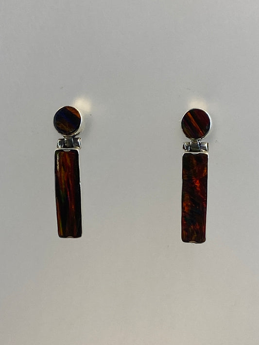 Detalle del engaste artesanal del Opalo de Fuego en plata pura
