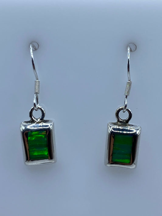 Detalle del engaste a mano del ópalo de fuego verde en plata 925