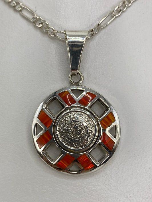 Detalle del ópalo naranja y el engaste combinado en plata pulida