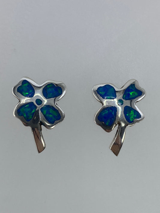 Detalle frontal de ambos aretes mostrando el color verde limón del ópalo