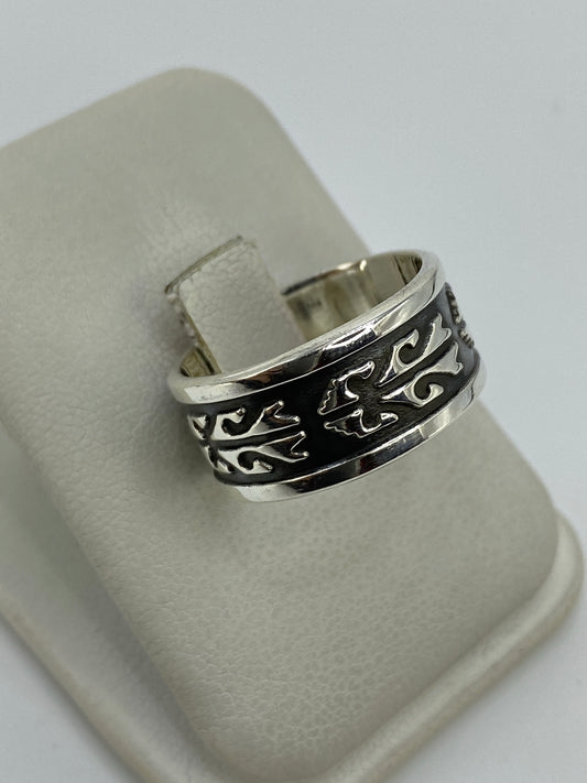 Vista superior del anillo unisex mostrando el detalle martillado y la patina oscura