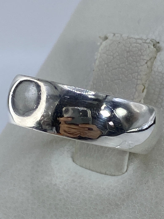 Vista frontal del anillo de banda de plata brillante