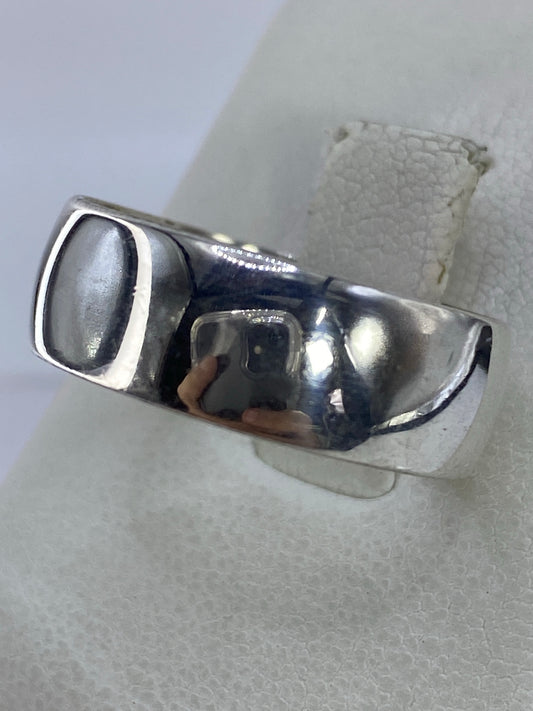 Anillo de banda ancha en plata 925, mostrando el acabado espejo