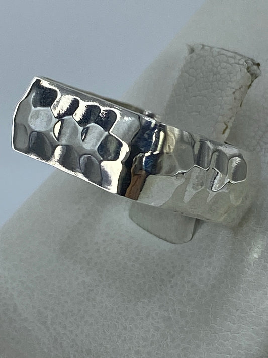 Vista frontal del anillo de plata 925 con acabado espejo