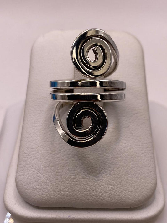 Anillo Ajustable de Plata .925 con Diseño Espiral Doble, vista frontal