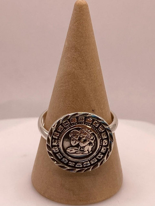 Anillo Artesanal Ajustable en Plata con Diseño de Calendario Maya, vista frontal