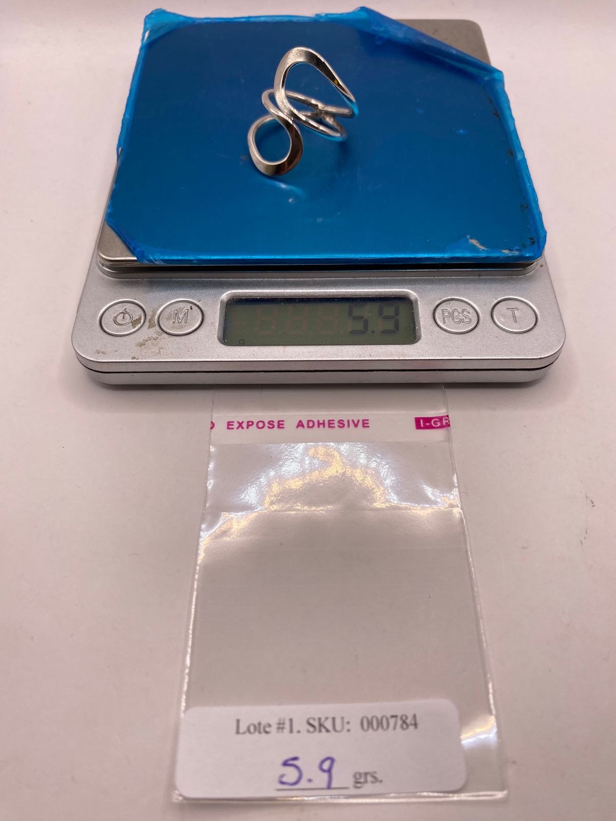Anillo Artesanal Ajustable en Plata con Diseño Ondulado Contemporáneo, peso en gramos (báscula)
