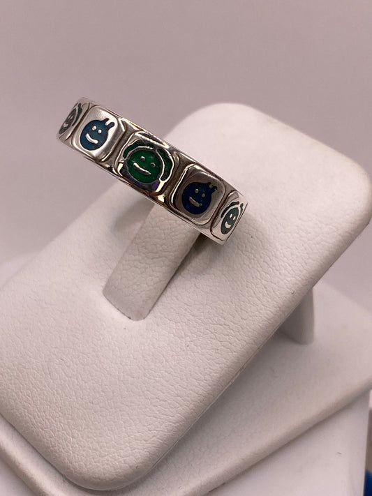 Anillo Artesanal con Caritas Esmaltadas en Plata, vista frontal