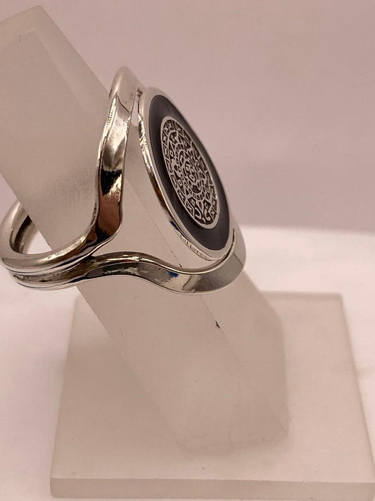 Anillo Artesanal en Plata con Calendario Azteca y Detalle en Negro, vista frontal